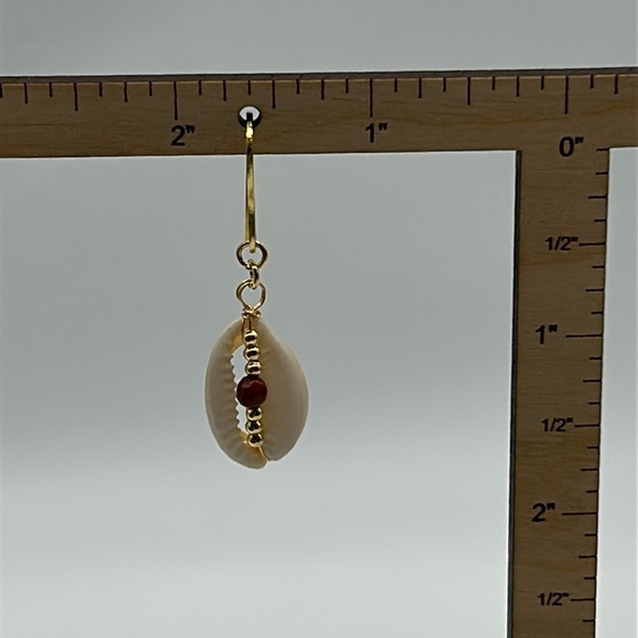 2359- Handmade Shell Dangle Earrings NWT - Picture 6 of 6